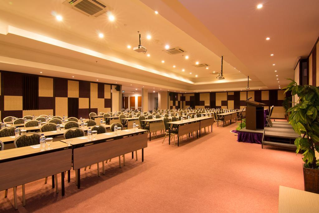 Kuta Central Park Hotel Esterno foto