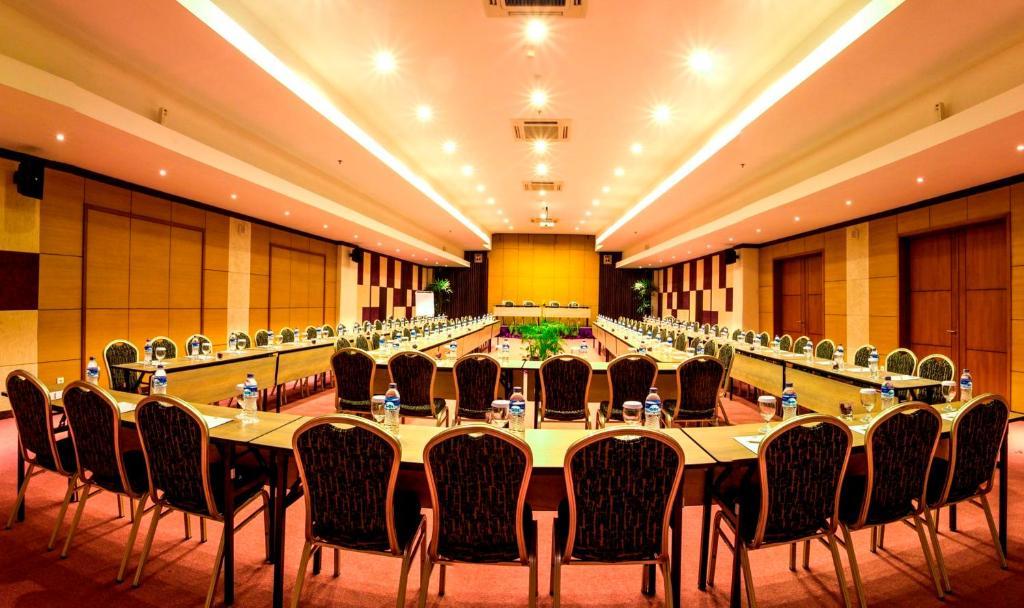 Kuta Central Park Hotel Esterno foto